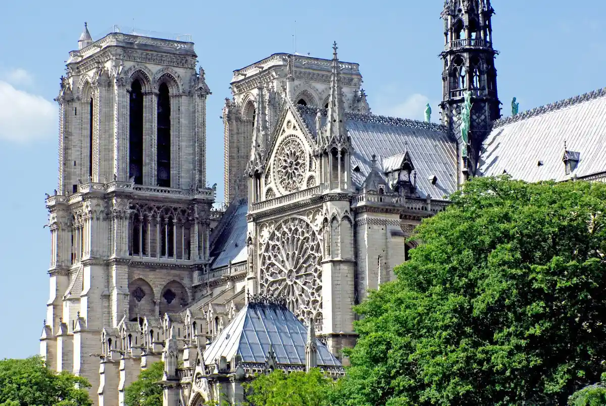 Thời gian hoạt động và chi phí tham quan Nhà Thờ Đức Bà Notre Dame Paris