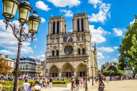 Nhà Thờ Đức Bà Paris: Kiệt Tác Kiến Trúc Gothic Giữa Lòng Nước Pháp