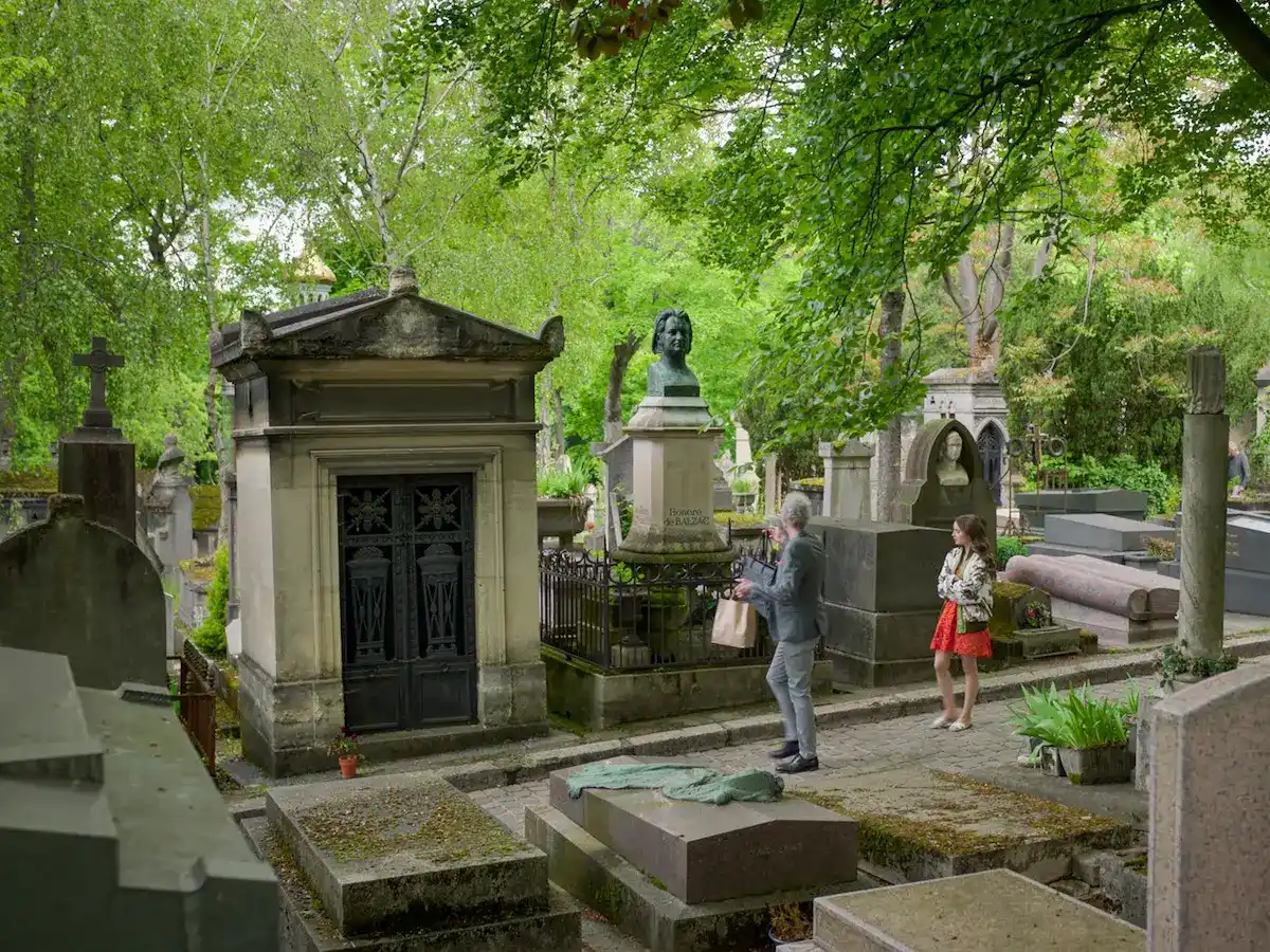 Nghĩa trang Père Lachaise trong phim Emily in Paris