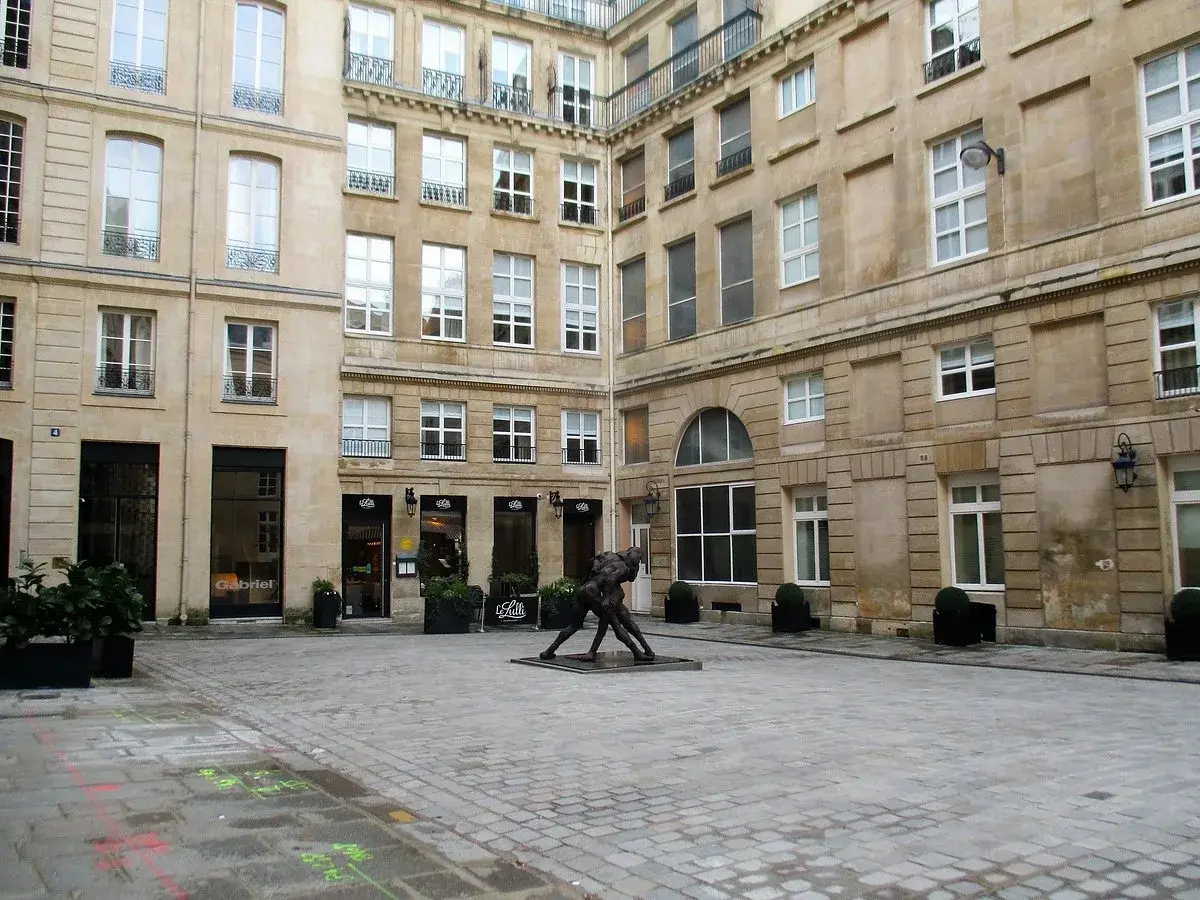 Quảng trường Place de Valois tại Paris