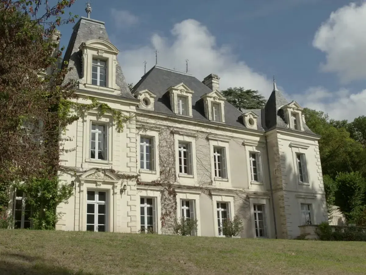 Le Chaateau de Sonnay trong bối cảnh phim Emily in Paris