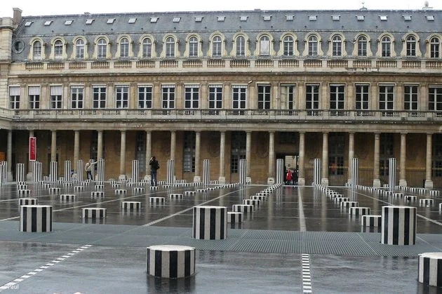 Các cột Buren nổi bật trong cung điện Palais Royal