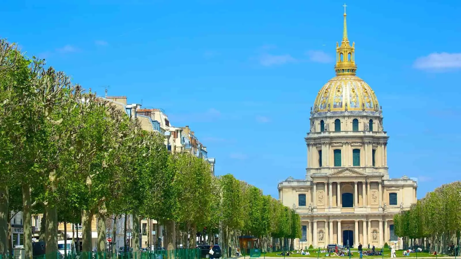 Kiến trúc mái vòm dát vàng nổi bật của điện Invalides