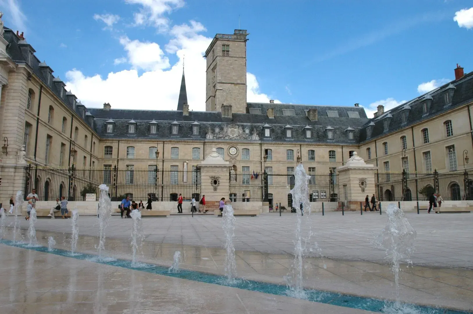 Thời gian đẹp để du lịch quảng trường giải phóng Dijon