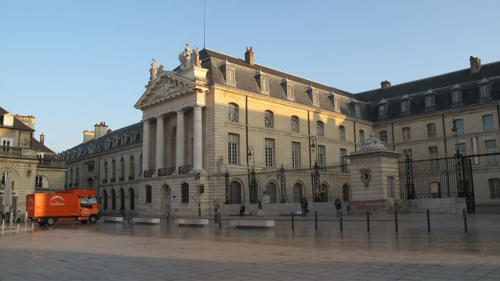 Dạo bộ tham quan quảng trường Dijon