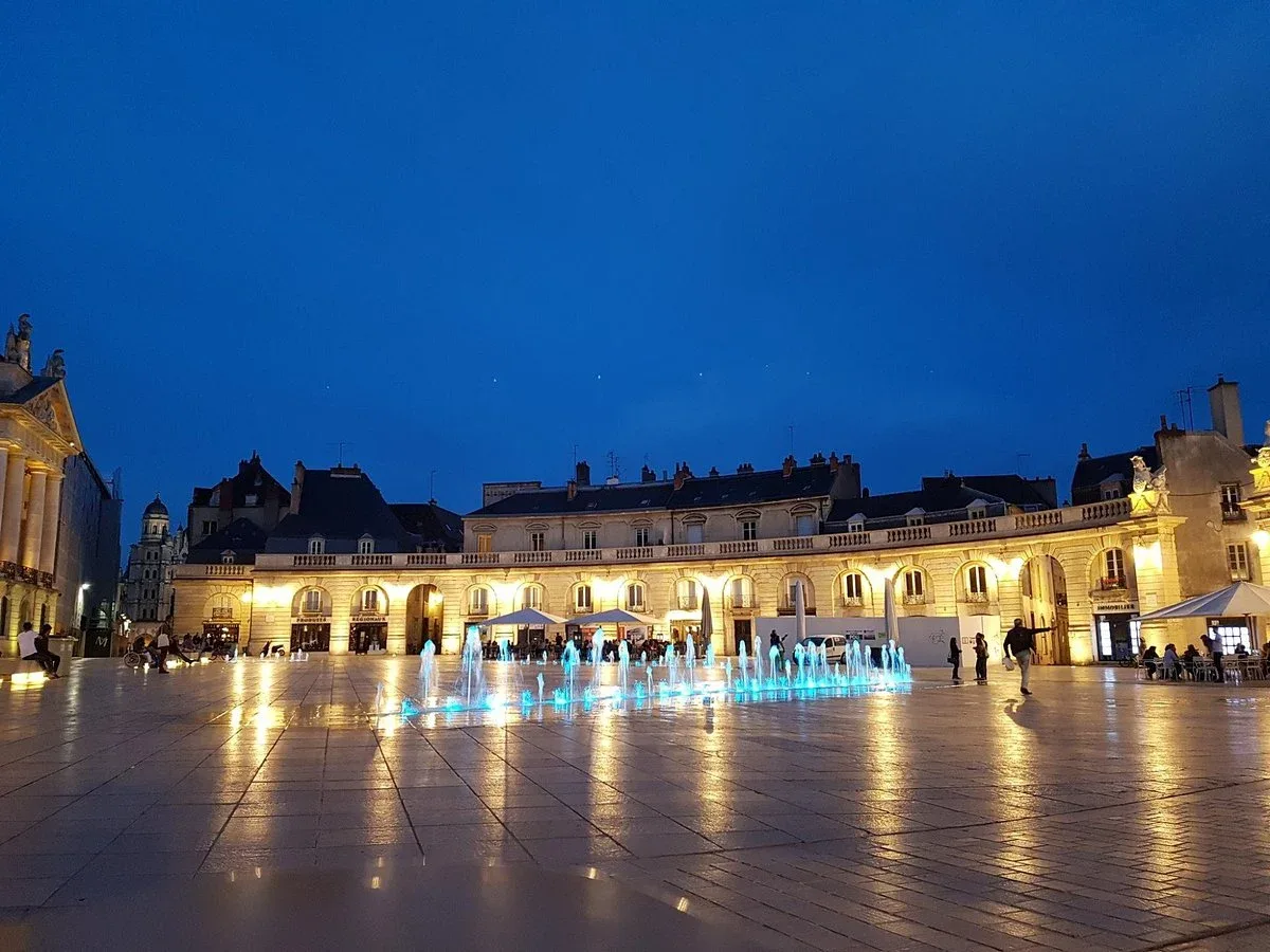 Khám phá phố đi bộ Rue de la Liberté cạnh quảng trường Dijon