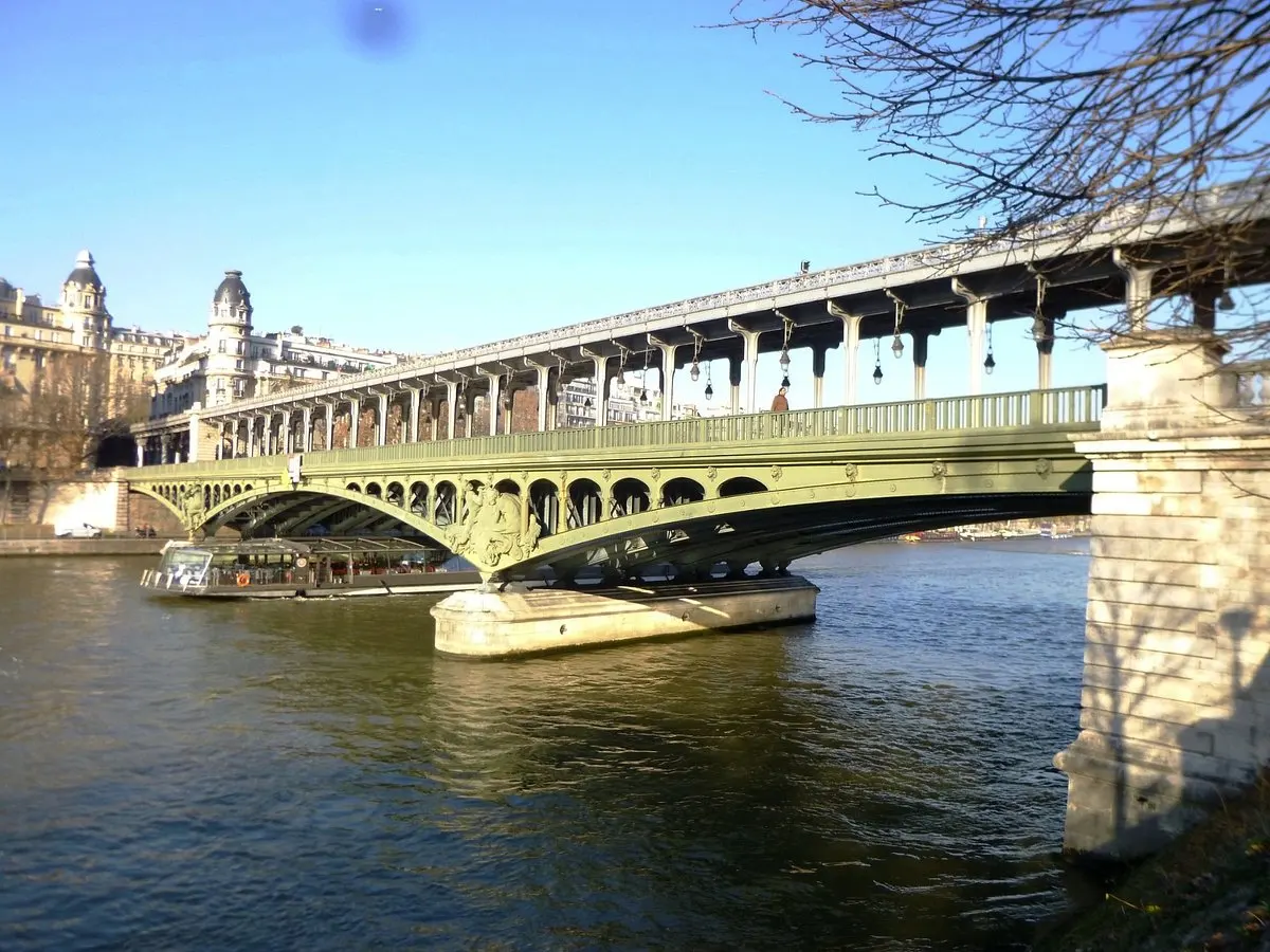 Khám phá cây cầu mang đậm dấu ấn điện ảnh giữa lòng Paris