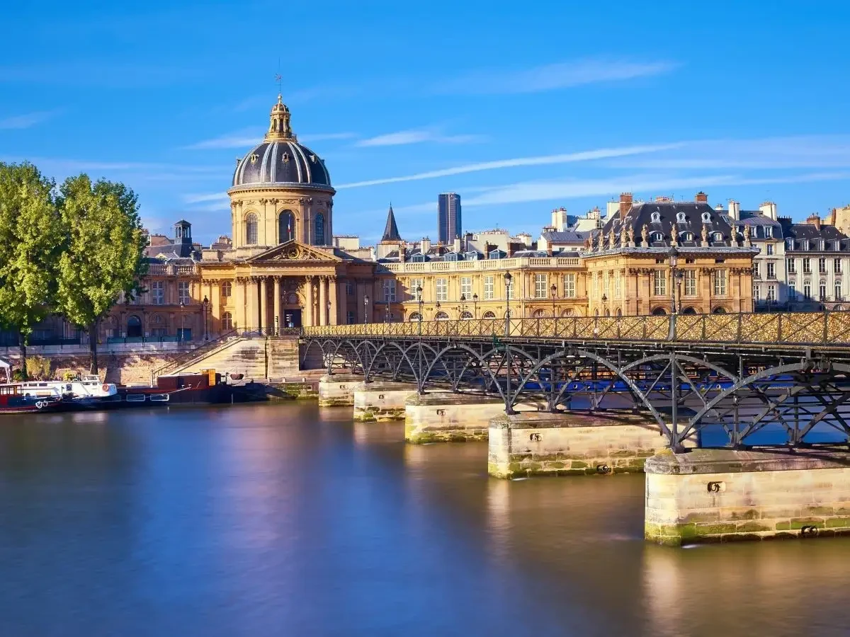 Di chuyển thuận tiện để khám phá một trong những cây cầu đẹp nhất Paris