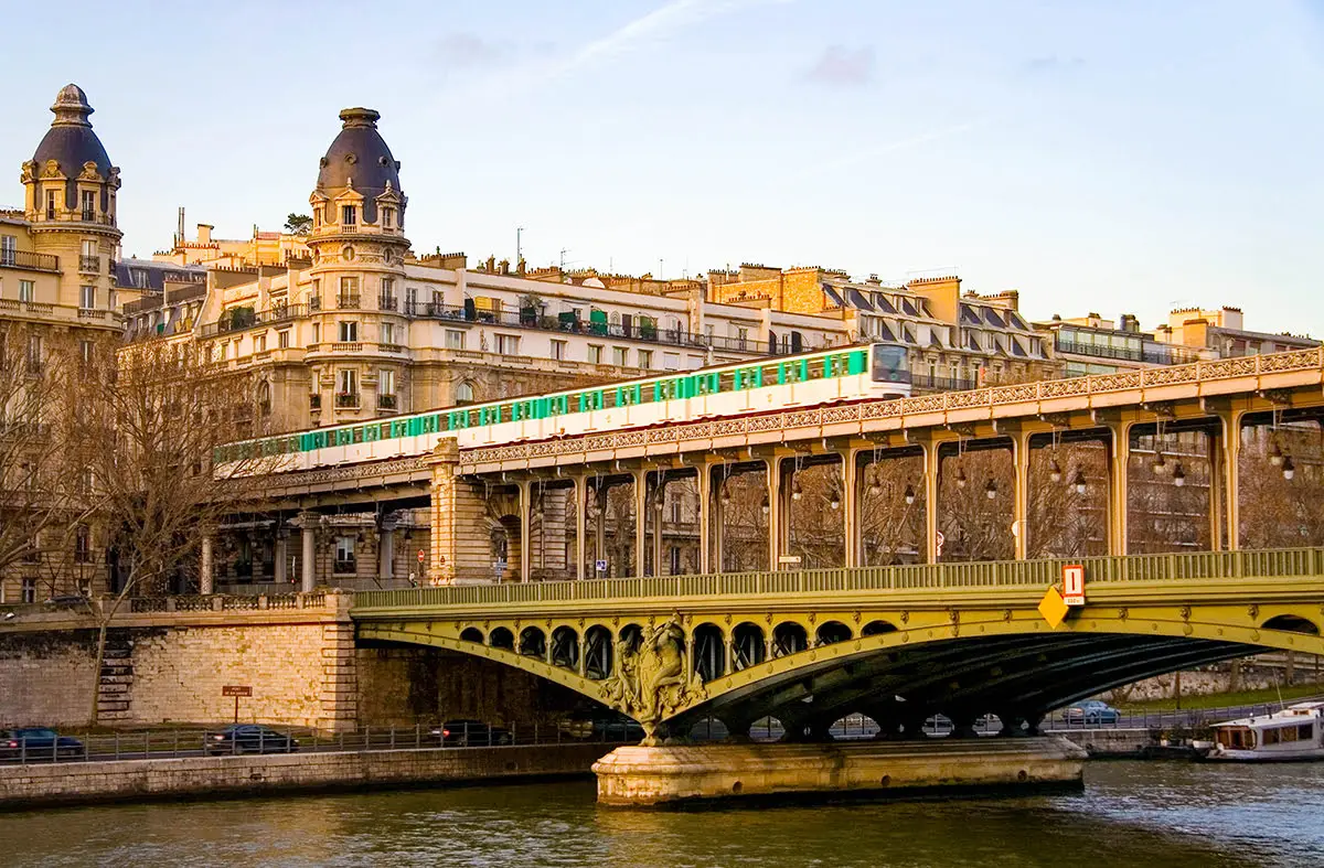 Cầu Bir-Hakeim mang đậm dấu ấn kiến trúc và nghệ thuật của nước Pháp